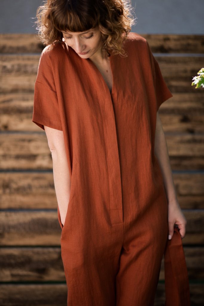 Linen jumpsuit with short sleeves and tie belt - Image 4