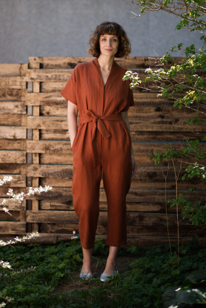 Linen jumpsuit with short sleeves and tie belt - Image 3