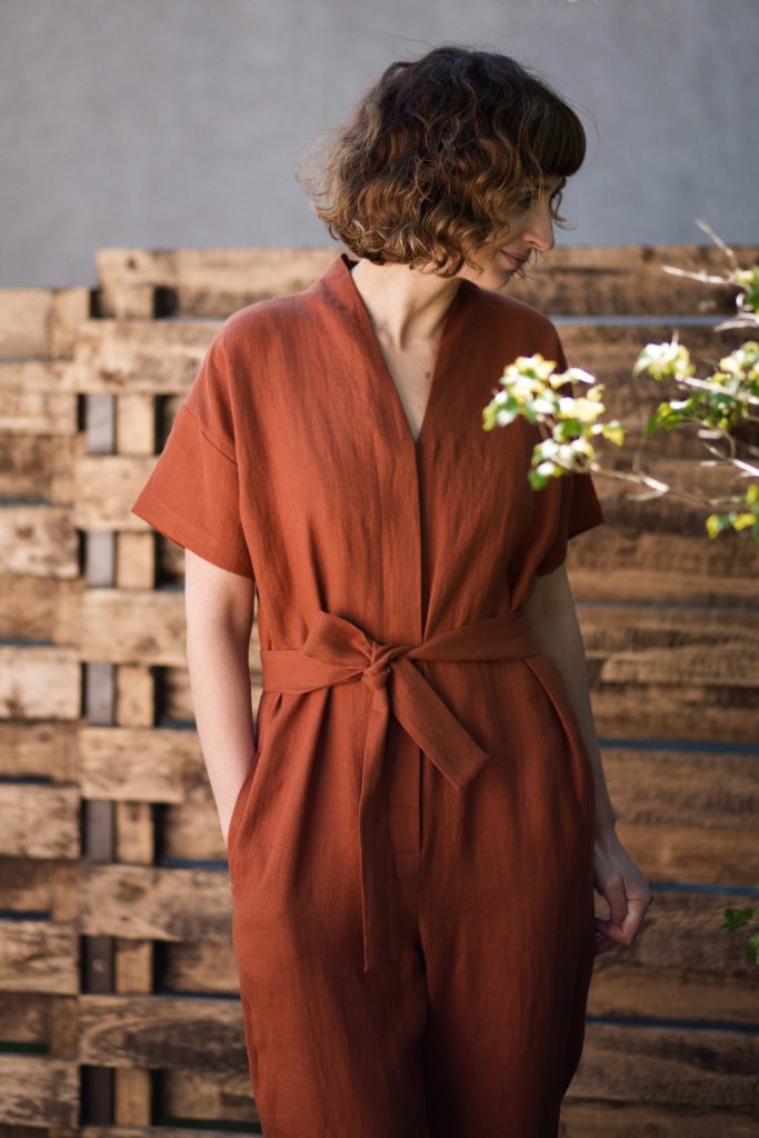Linen jumpsuit with short sleeves and tie belt - Image 2