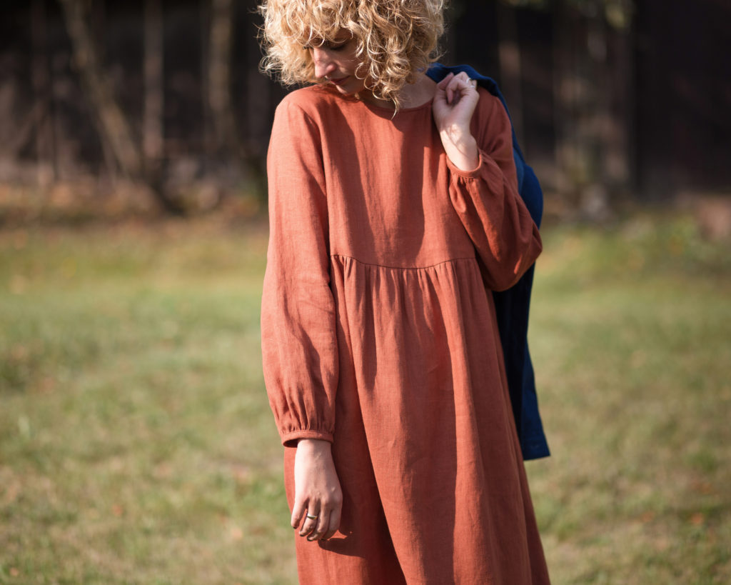 Maxi linen dress in a redwood color - Image 2