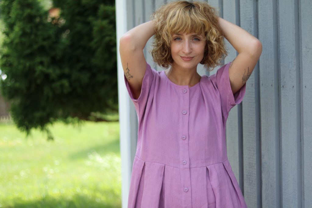 Linen pleated skirt dress with button closure - Image 1