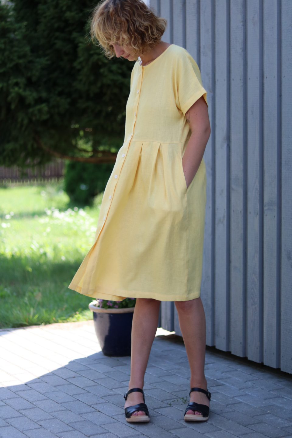 Linen pleated skirt dress with button closure - Image 2