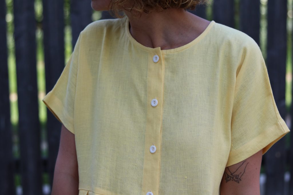 Linen pleated skirt dress with button closure - Image 1