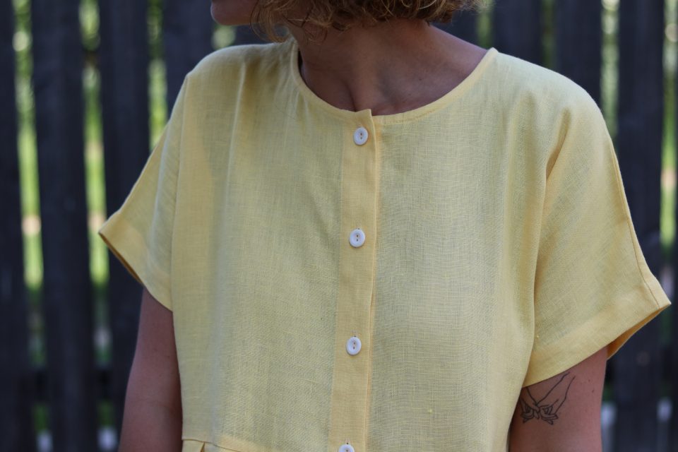 Linen pleated skirt dress with button closure - Image 1