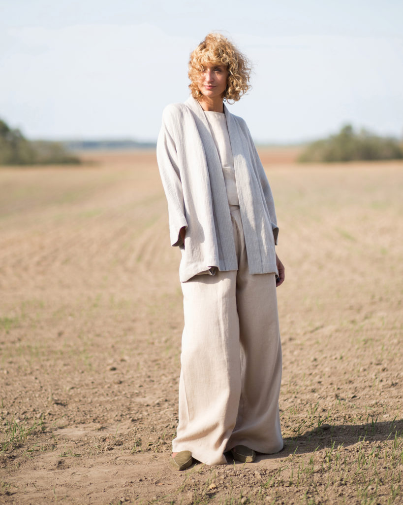 Wide leg linen trousers in a beige color - Image 3