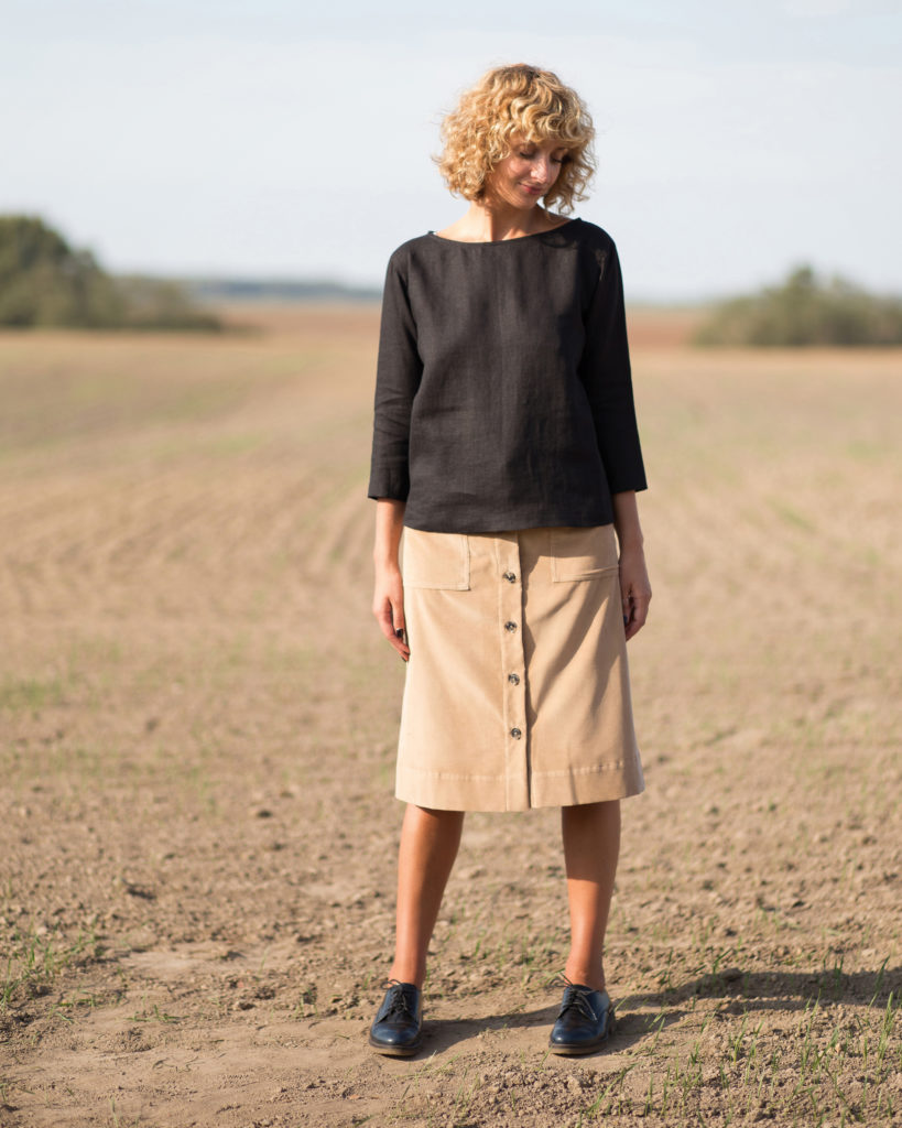 Classic linen blouse in black - Image 3
