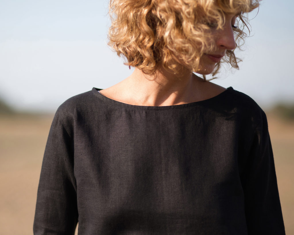 Classic linen blouse in black - Image 1