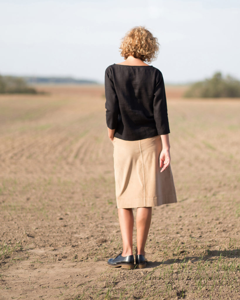 Classic linen blouse in black - Image 2