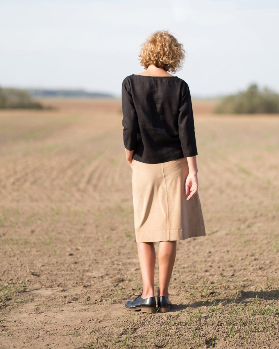Classic linen blouse in black - Image 2