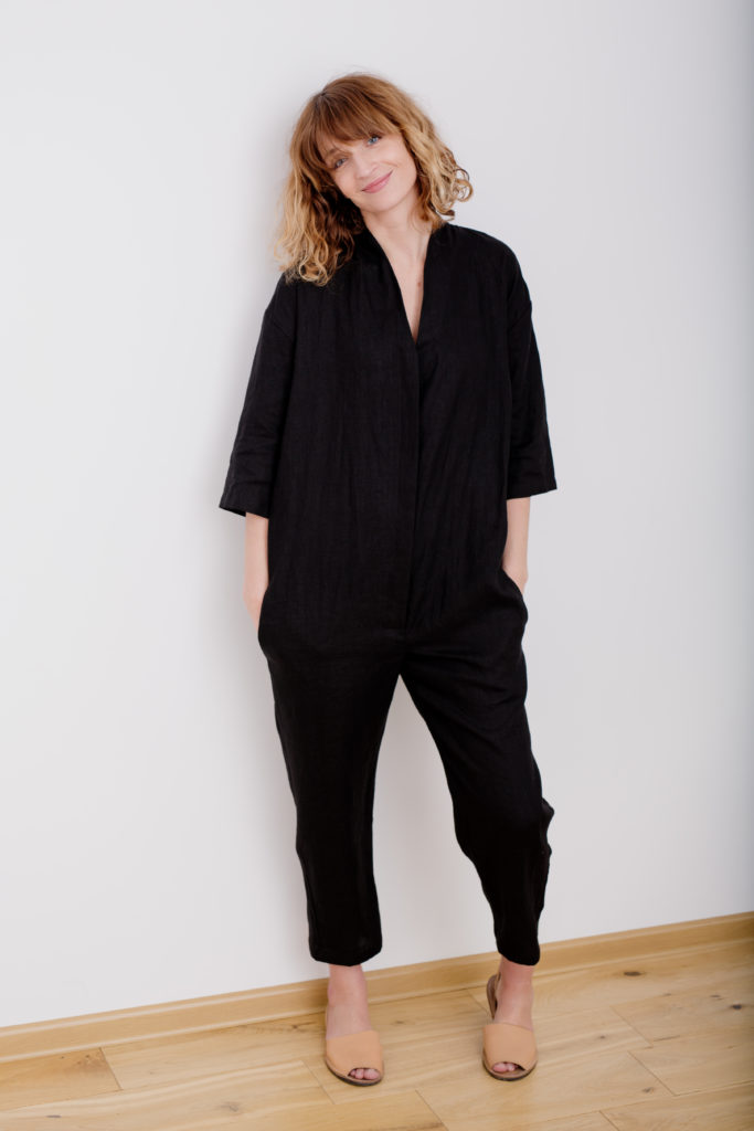 V-neck jumpsuit in black linen - Image 2