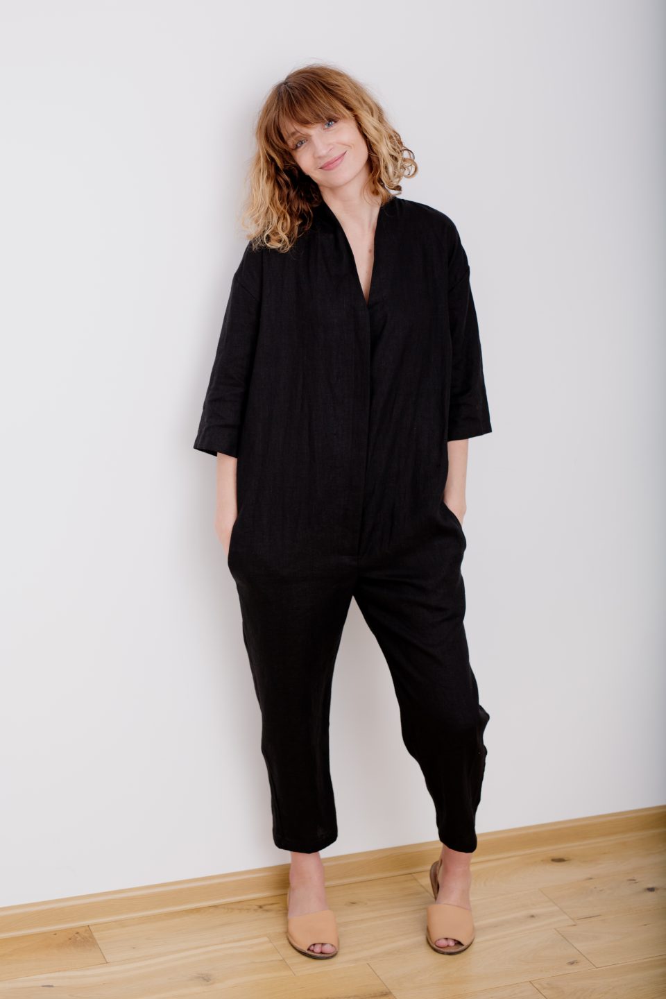 V-neck jumpsuit in black linen - Image 2