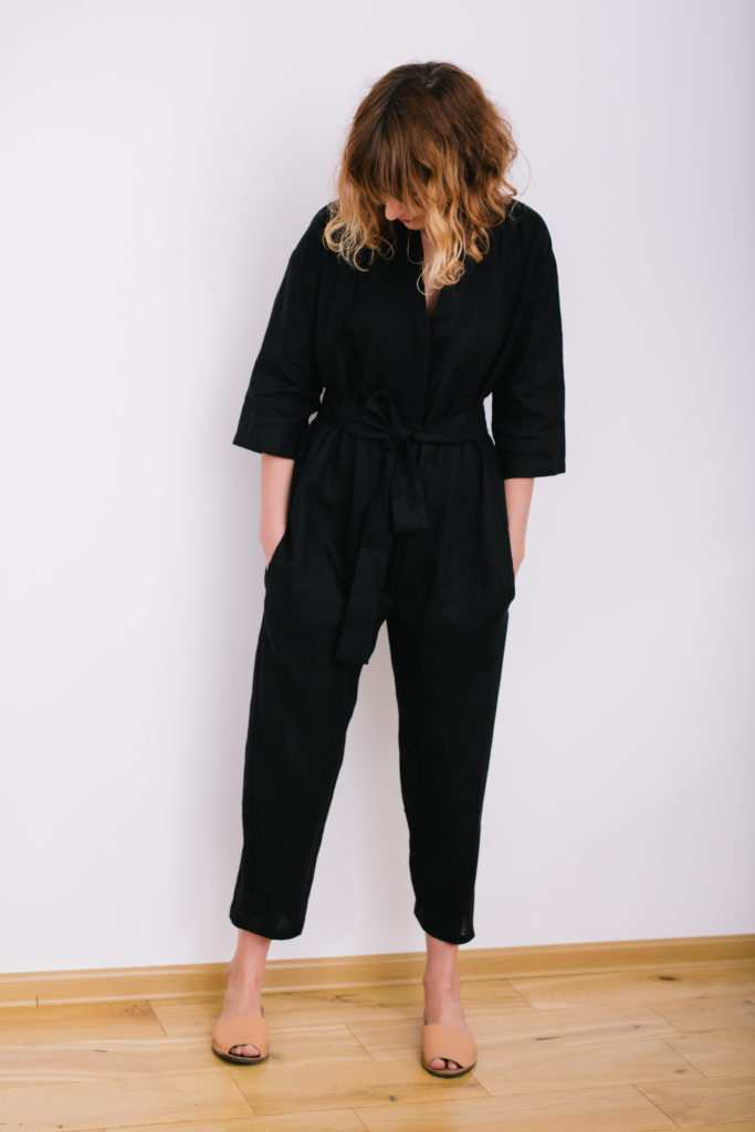 V-neck jumpsuit in black linen - Image 3