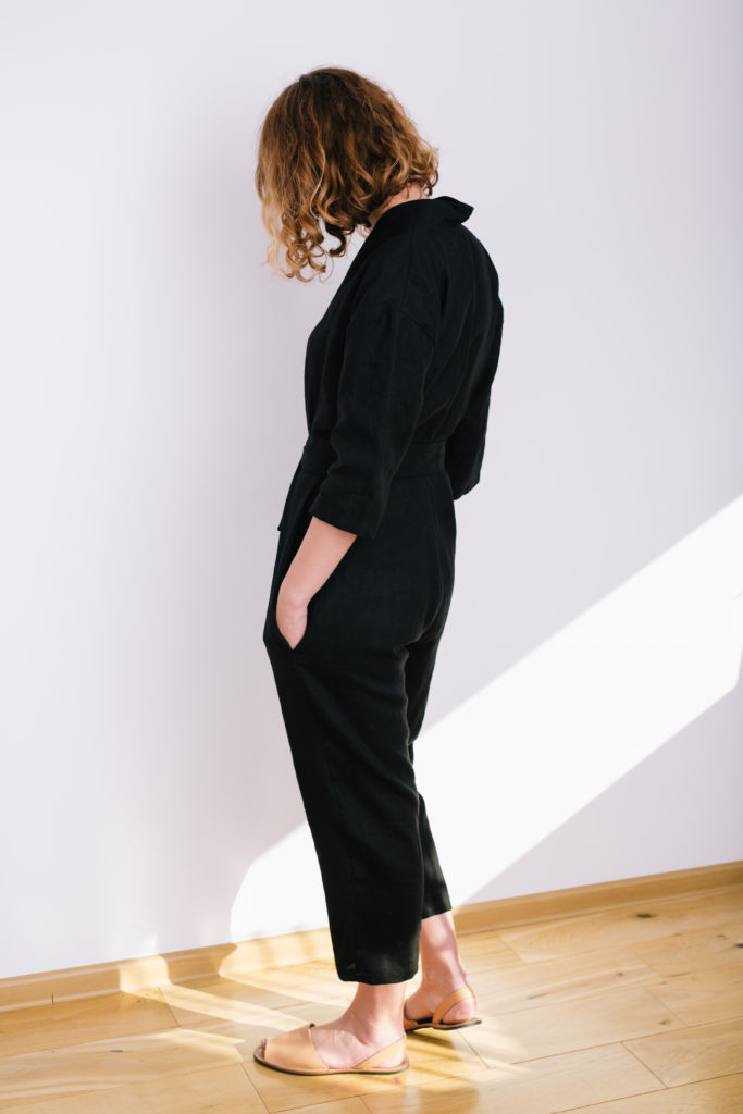 V-neck jumpsuit in black linen - Image 4