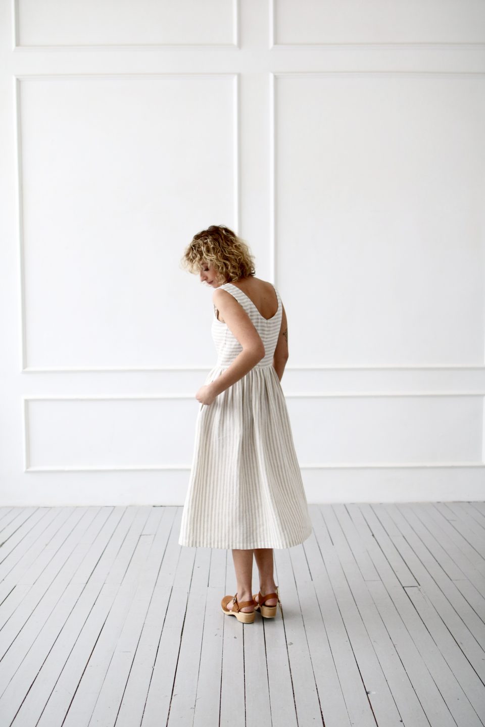 Sleeveless striped linen dress - Image 2
