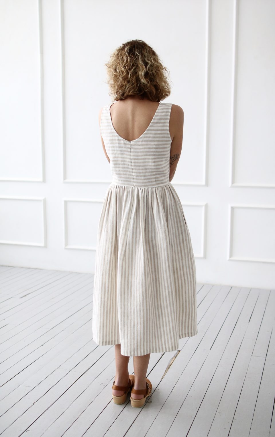 Sleeveless striped linen dress - Image 3