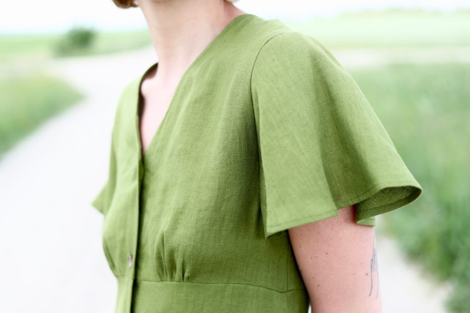 Linen dress with frill sleeves in moss green color - Image 4