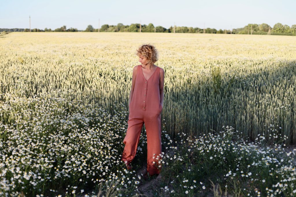 Maternity sleeveless linen V-neck jumpsuit - Image 4