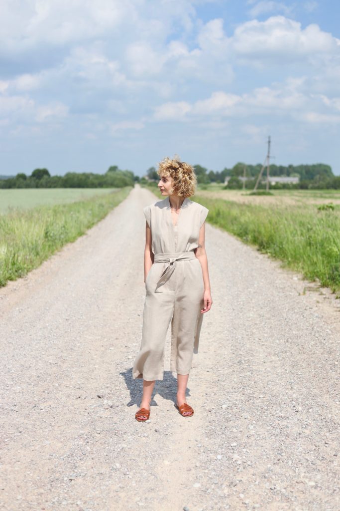 Linen sleeveless cropped jumpsuit - Image 4