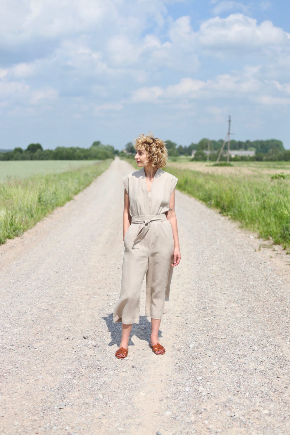 Linen sleeveless cropped jumpsuit - Image 4