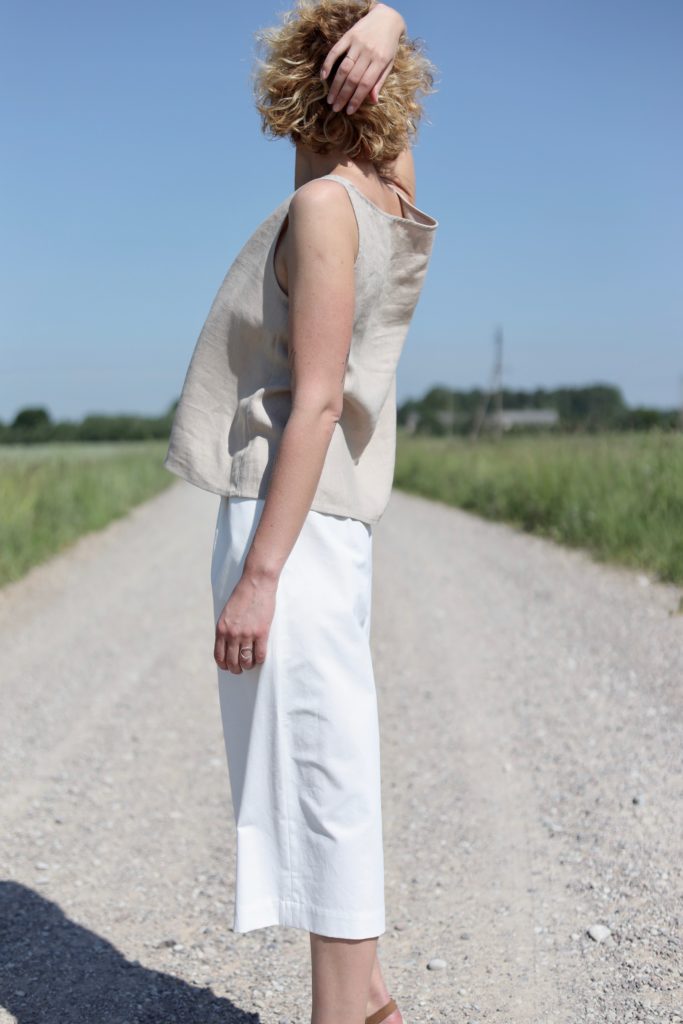 Sleeveless V-neck linen top - Image 3