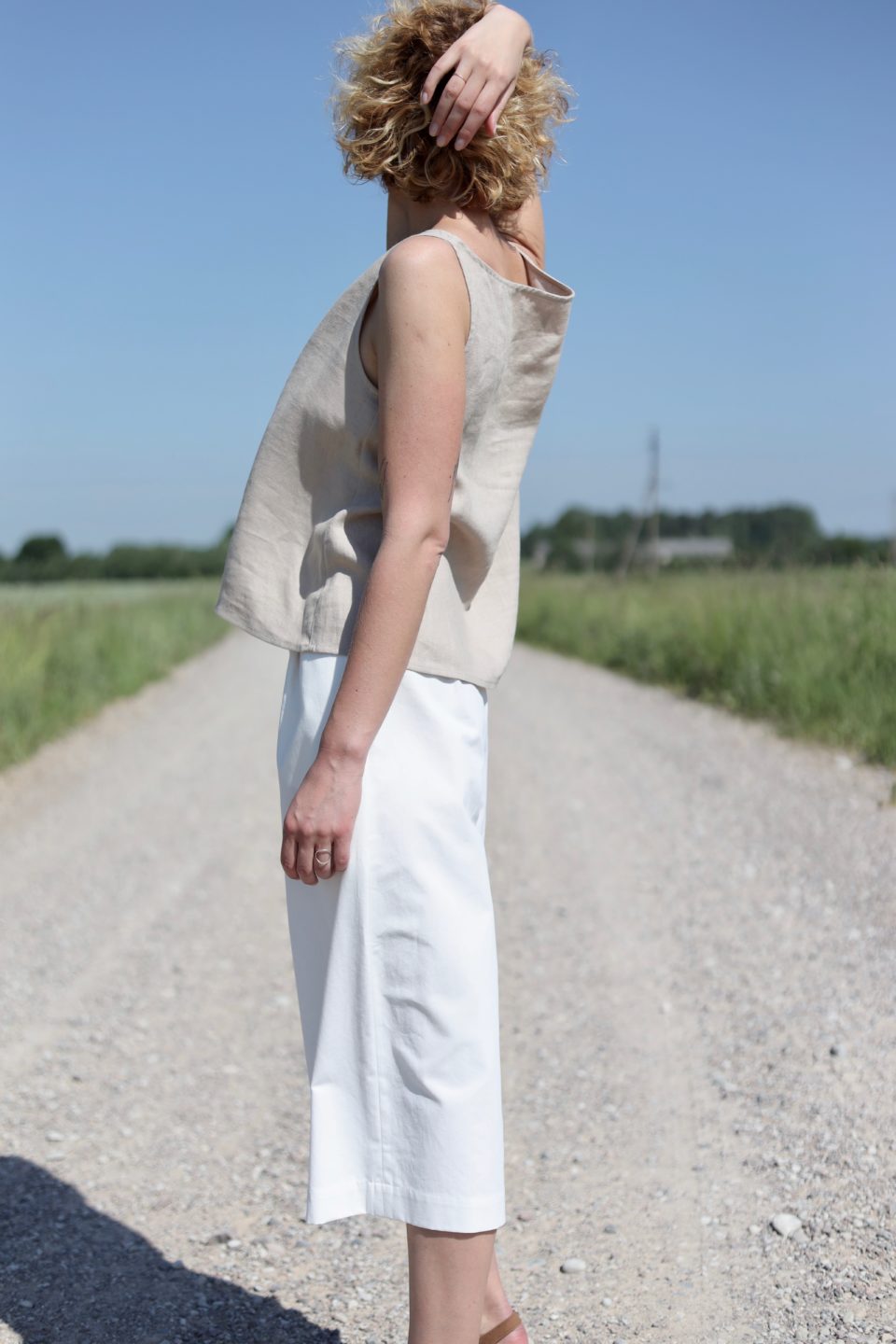 Sleeveless V-neck linen top - Image 3