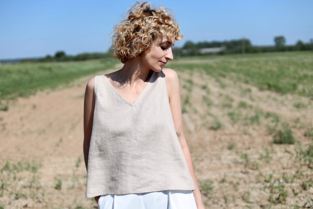 Sleeveless V-neck linen top - Image 1