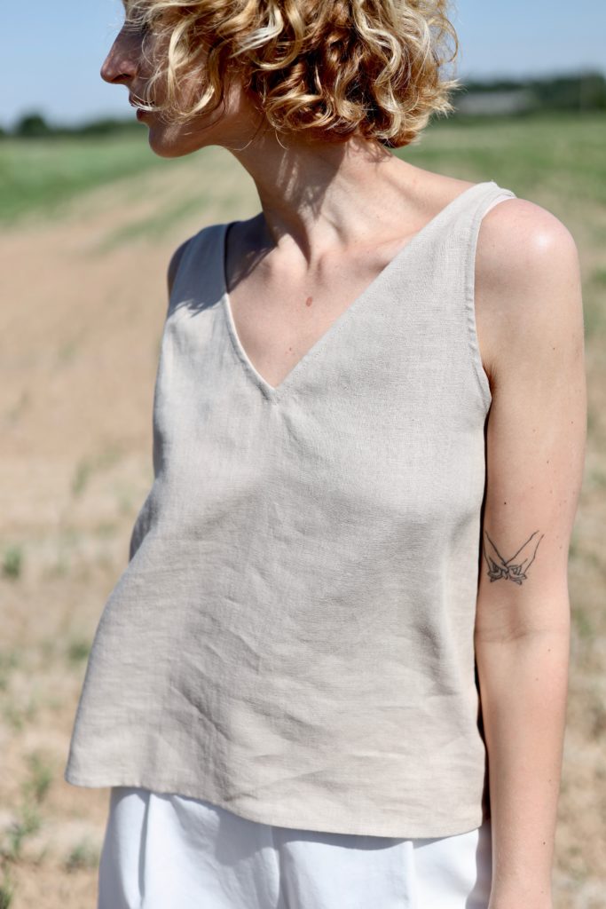 Sleeveless V-neck linen top - Image 2
