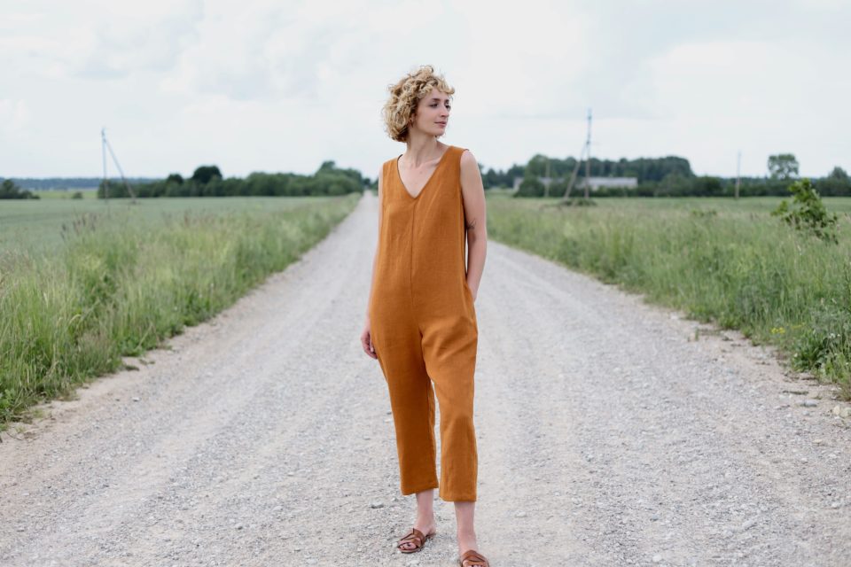 Sleeveless linen jumpsuit in meerkat color - Image 1