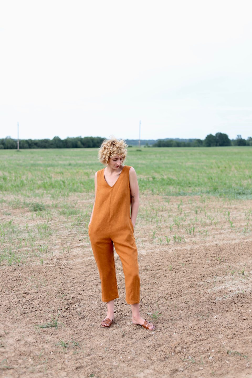 Sleeveless linen jumpsuit in meerkat color - Image 2