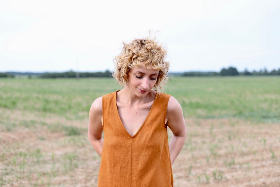 Sleeveless linen jumpsuit in meerkat color - Image 3