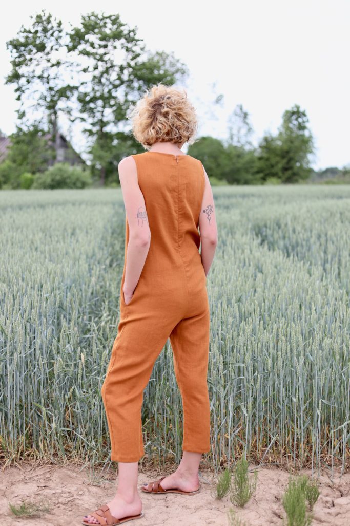 Sleeveless linen jumpsuit in meerkat color - Image 4