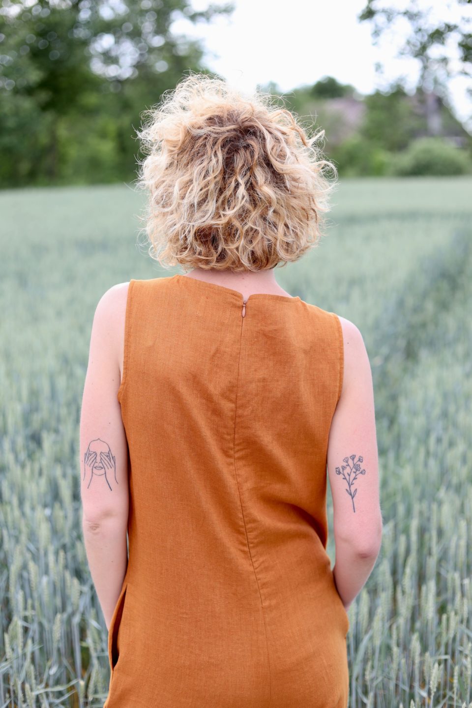 Sleeveless linen jumpsuit in meerkat color - Image 5