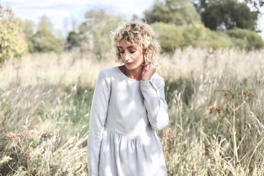 Grey fitted long sleeve linen dress - Image 2