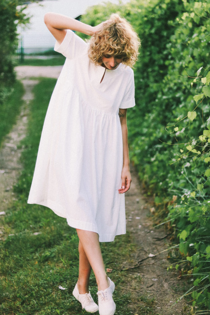 White cotton sundress with short folded sleeves - Image 4