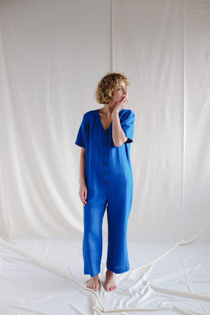 Loose linen V-neck jumpsuit - Image 2