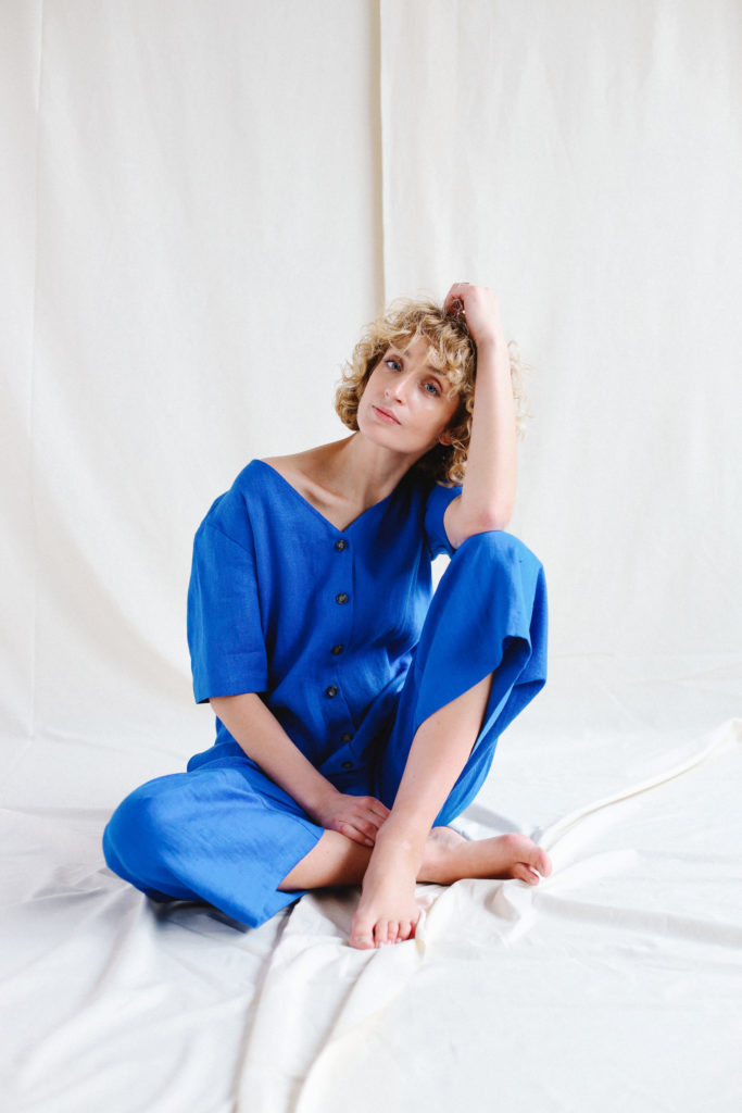 Loose linen V-neck jumpsuit - Image 4