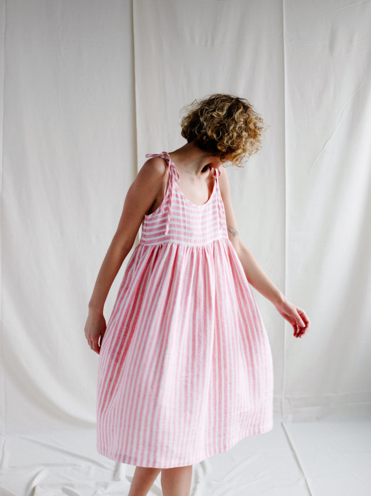 Oversized ruffled linen dress - Image 4