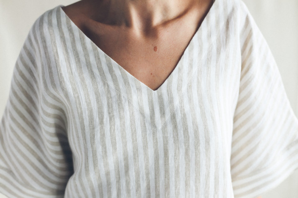 Oversized V neck linen blouse - Image 2