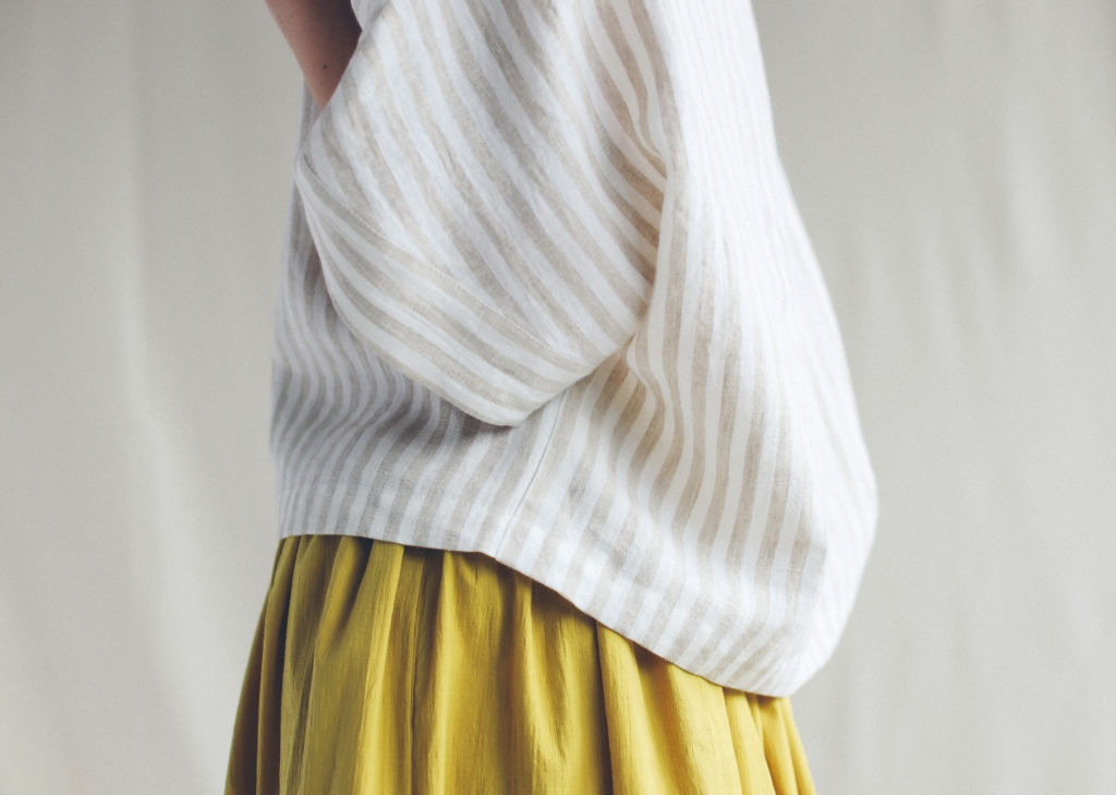 Oversized V neck linen blouse - Image 3