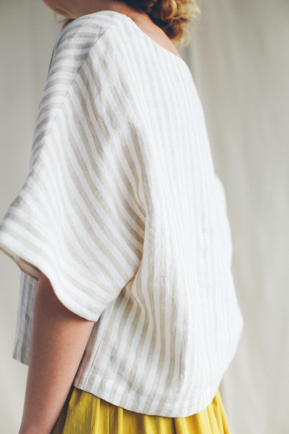 Oversized V neck linen blouse - Image 5