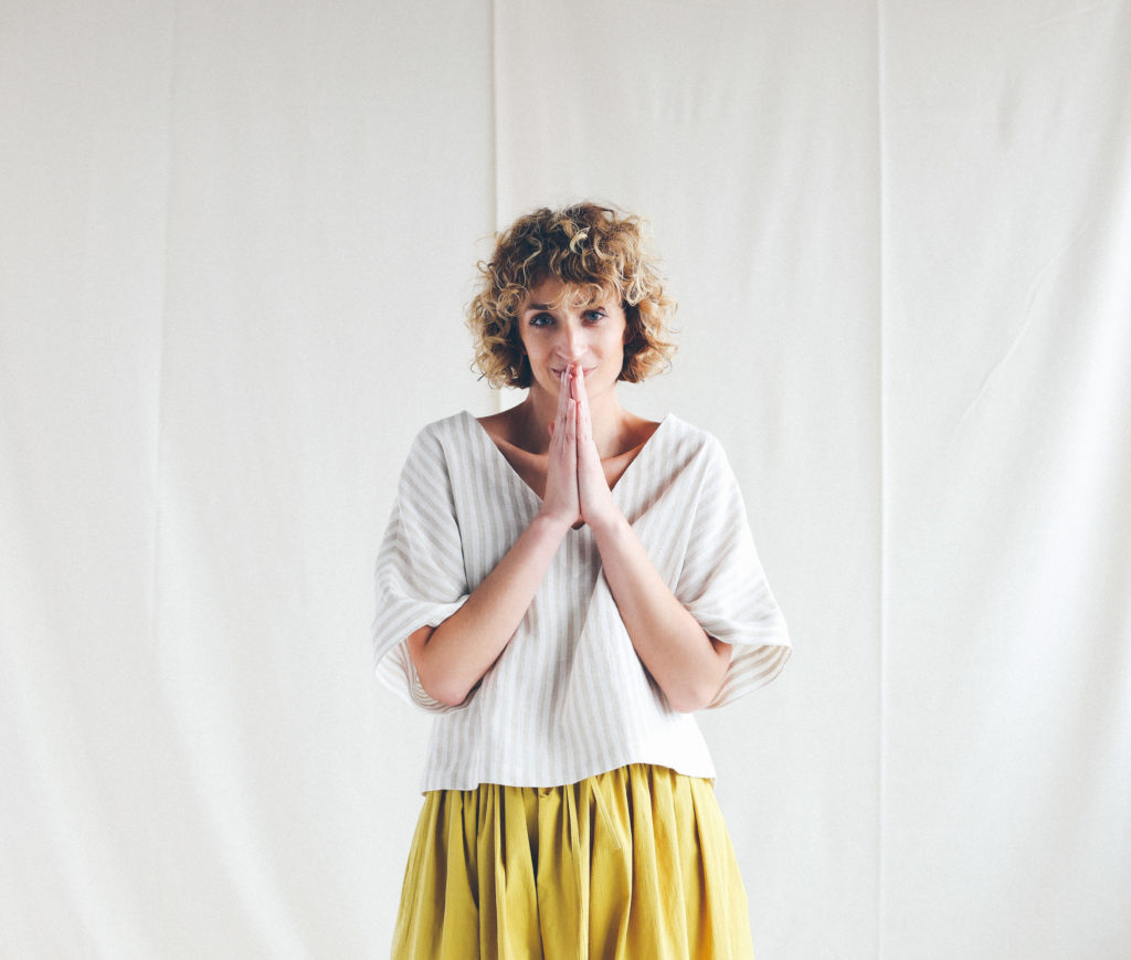 Oversized V neck linen blouse - Image 4