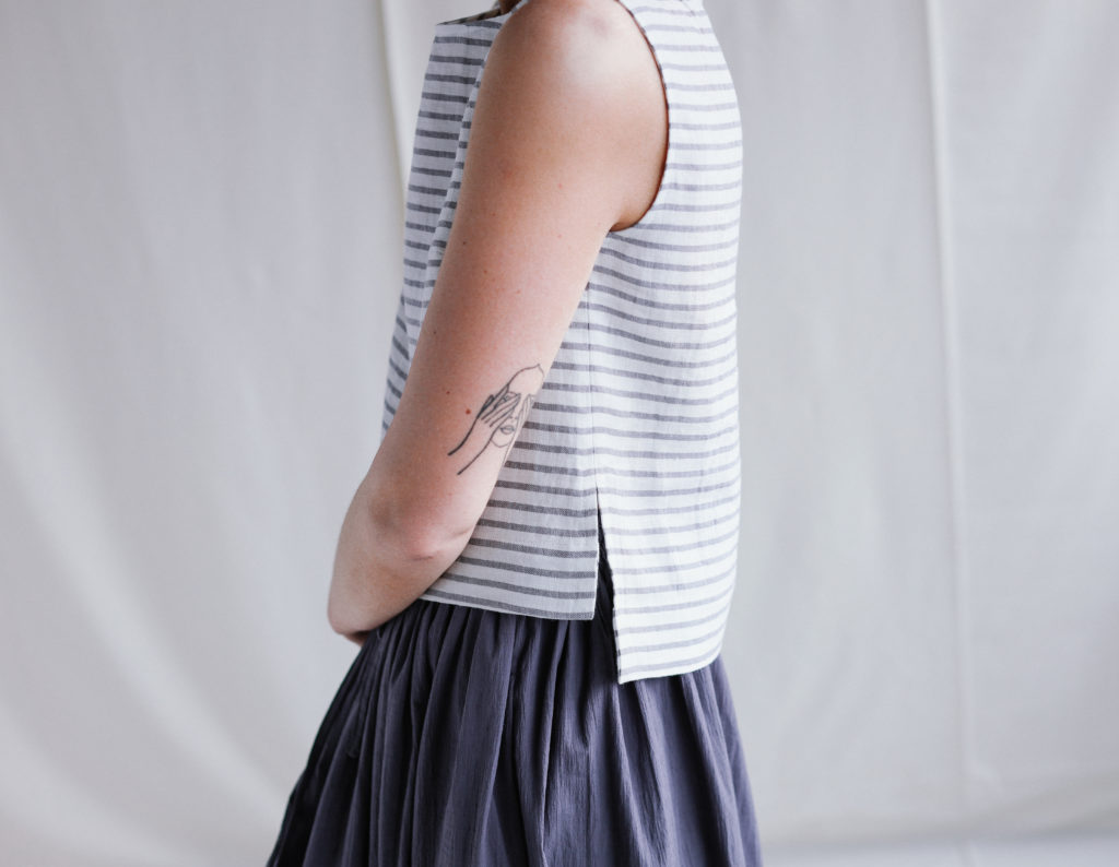 Linen sleeveless cropped hem top
