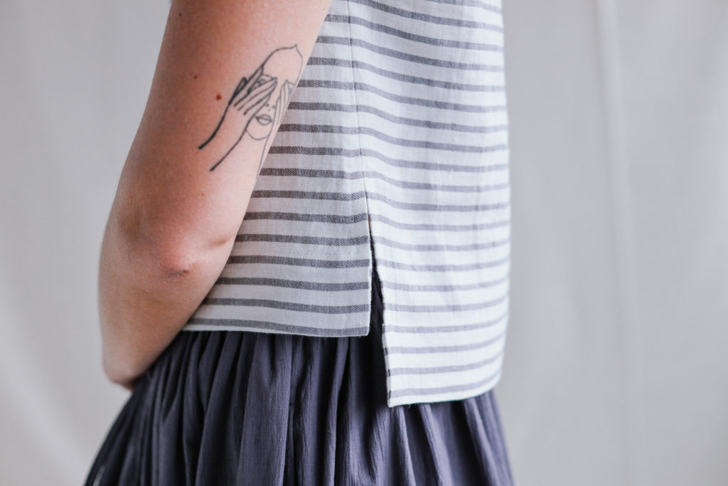 Linen sleeveless cropped hem top - Image 2