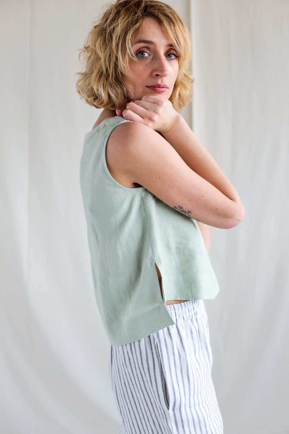 Cropped hem linen blouse - Image 1