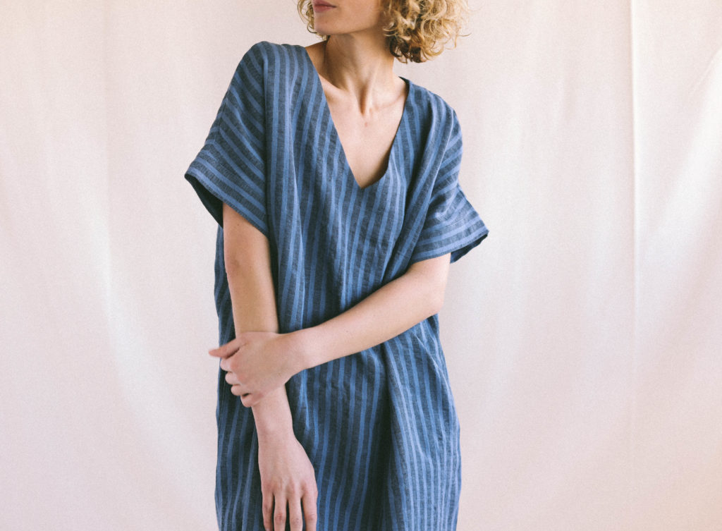 V-neck linen loose fit dress - Image 3