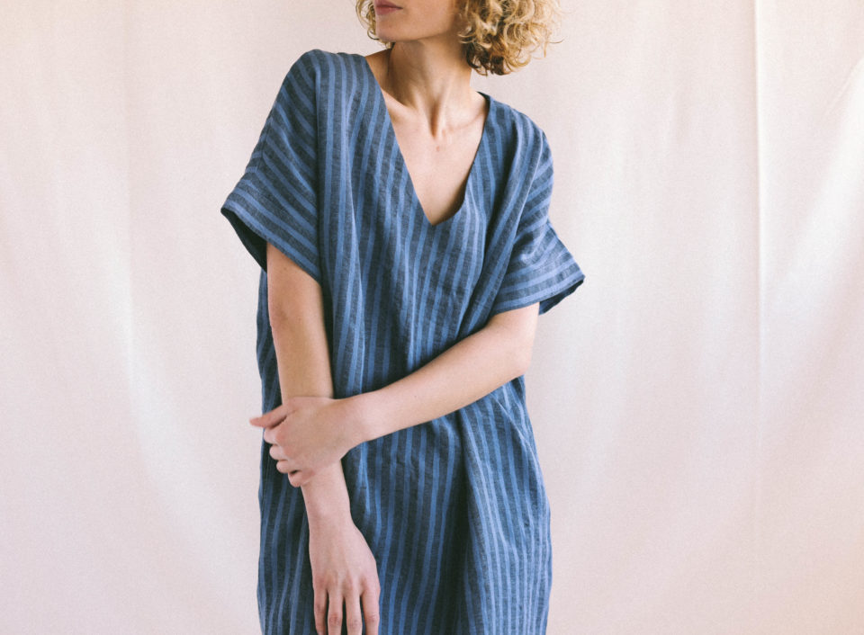 V-neck linen loose fit dress - Image 3