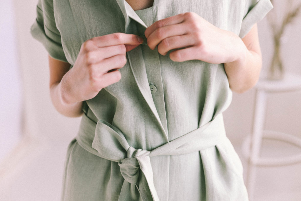 Short sleeved linen jumpsuit with a tie-belt - Image 5