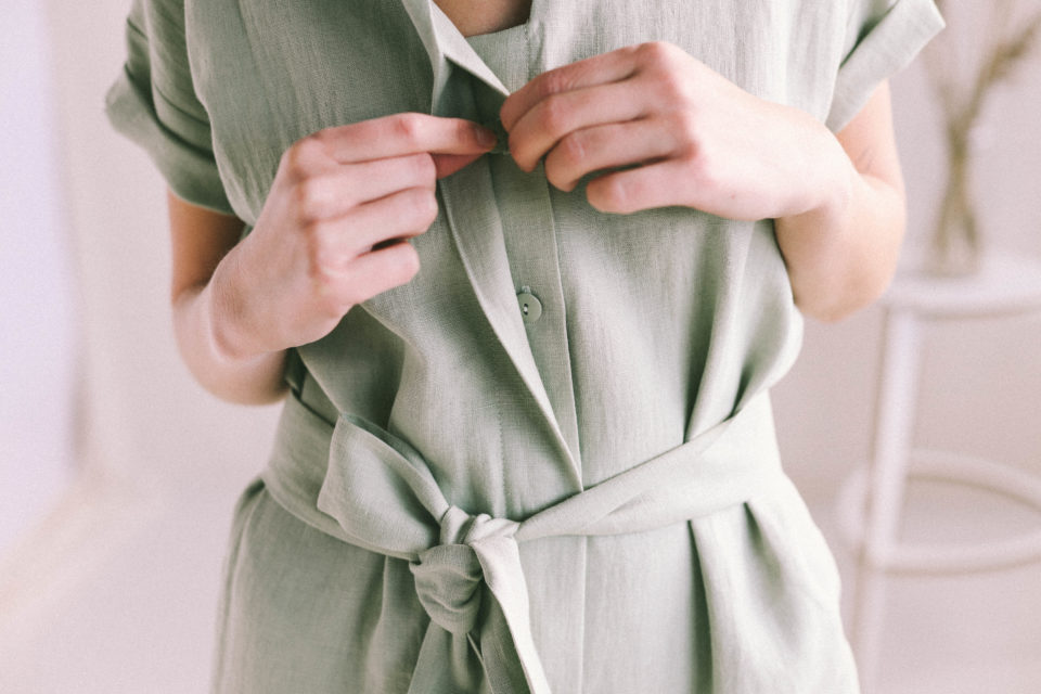 Short sleeved linen jumpsuit with a tie-belt - Image 5
