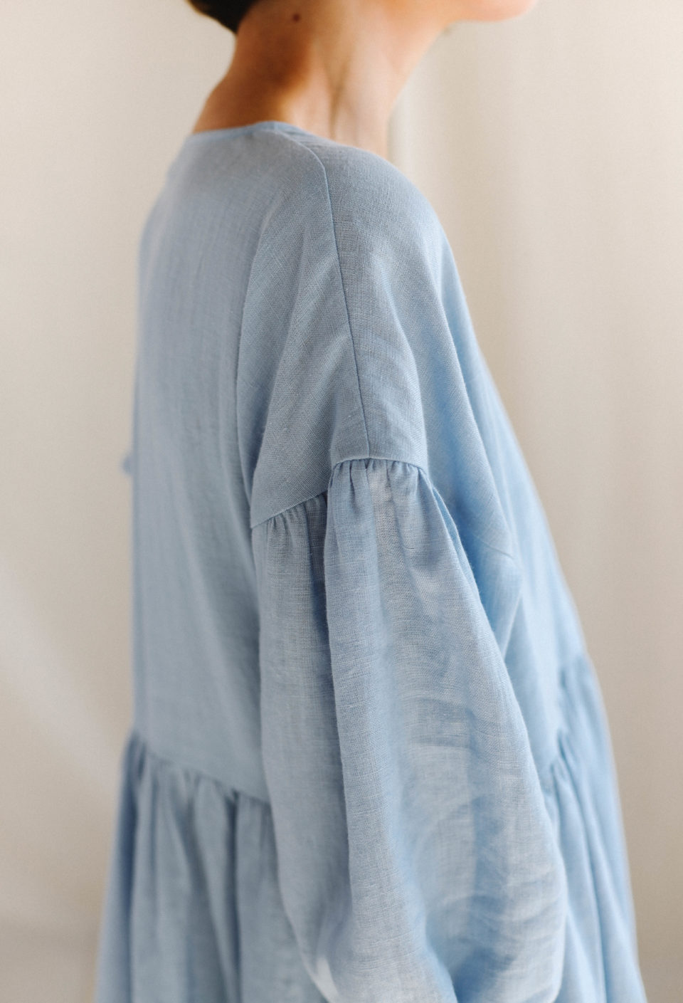 Linen V-neck puffy sleeve dress - Image 5