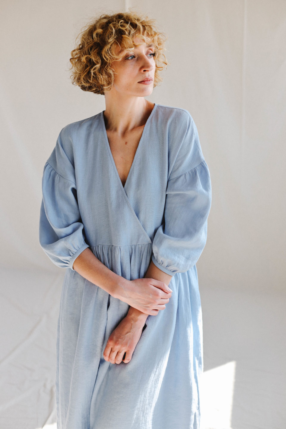 Linen V-neck puffy sleeve dress - Image 6